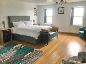 1 dormitorio con 1 cama, 1 sofá y 1 silla en Marehay Hall Farm en Belper