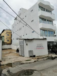 un edificio blanco al lado de una calle en D'Rio Aparta estudios en Riohacha