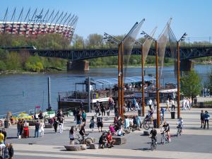 tłum ludzi chodzących i jeżdżących rowerami na molo w obiekcie Enjoy Warsaw w Warszawie
