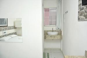 サルバドールにあるホテル エレガンスの洗面台と窓のある白いバスルーム +30枚の写真
