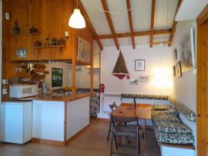 a kitchen and living room with a table and a couch at Casa con encanto en Muros, Esteiro in Solleiros