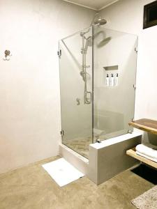 um chuveiro com uma porta de vidro na casa de banho em Casa Boho em Quesada