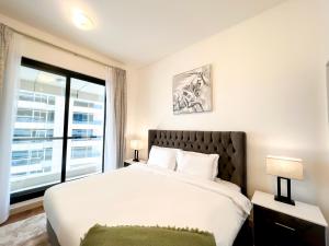 Postel nebo postele na pokoji v ubytování Charming 1BR Apart With Stunning Sea&Marina Views