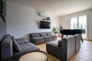 雅萊地區聖梅達爾的住宿－Charmant pavillon bordelais (logement entier)，带沙发和钢琴的客厅