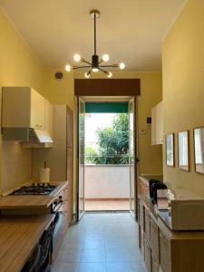 Il comprend une cuisine équipée d'un ventilateur de plafond et offre une vue sur le patio. dans l'établissement A Casa di Era civico 9, San Vito Chietino, à San Vito Chietino