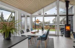 eine Küche und ein Esszimmer mit einem Tisch und Stühlen in der Unterkunft Amazing Home In Stubbekbing With Wifi in Stubbekøbing