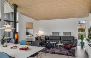sala de estar con sofá, mesa y sillas en Amazing Home In Stubbekbing With Wifi, en Stubbekøbing