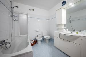 bagno bianco con servizi igienici e lavandino di Apartment with bicycle storage in Dongo - Larihome A24 a Dongo