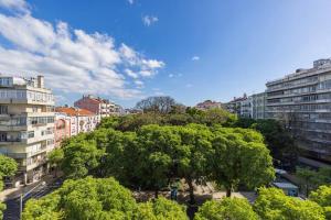 vistas a una ciudad con árboles y edificios en Monteverde VI by Innkeeper, en Lisboa