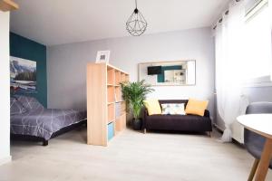 salon z kanapą i krzesłem w obiekcie Cosy 30m in the heart of Villeurbanne w mieście Villeurbanne