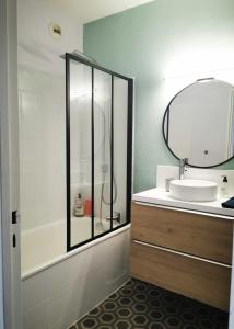 łazienka z umywalką i prysznicem z lustrem w obiekcie Cosy 30m in the heart of Villeurbanne w mieście Villeurbanne