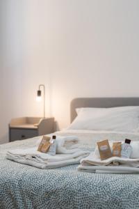 łóżko z ręcznikami i książkami na górze w obiekcie Cortile dei Giusti - Combo Guesthouse w mieście Palermo