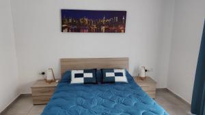 Posteľ alebo postele v izbe v ubytovaní Salina Wharf, Block E, n.27 by Crysalex Houses