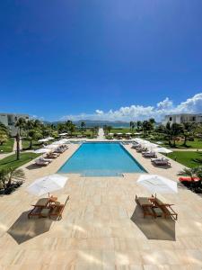 basen z leżakami i parasolami w obiekcie Aurora Anguilla Resort & Golf Club w mieście Ebenezer