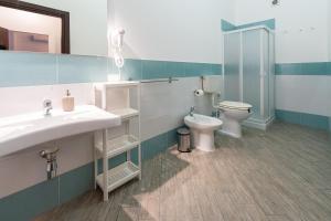 bagno con 2 lavandini, servizi igienici e doccia di Cortile dei Giusti - Combo Guesthouse a Palermo Altre 37 foto