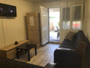 ein Wohnzimmer mit Sofa und Tisch in der Unterkunft Jozy in Peraia