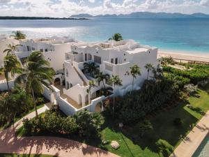 Ebenezer的住宿－Aurora Anguilla Resort & Golf Club，海滩上白色别墅的空中景致