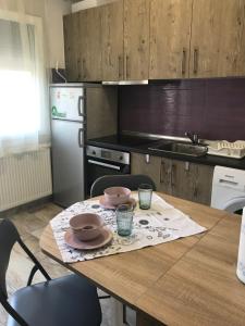 eine Küche mit einem Holztisch, auf dem zwei Teller stehen in der Unterkunft Jozy in Peraia
