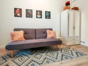 um sofá sentado numa sala de estar com um tapete em 22 LOOP Apartment em Brasov