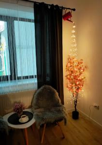 uma sala de estar com uma mesa e uma árvore de Natal em 22 LOOP Apartment em Brasov