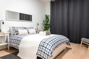 una camera con un letto con una coperta blu e bianca di DADO HOST a Vigo