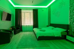 um quarto verde com uma cama e uma janela em 22 LOOP Apartment em Brasov