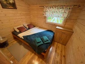 einen Blick über ein Schlafzimmer in einem Blockhaus in der Unterkunft Domki letniskowe Wczasy jak Marzenie in Ruciane-Nida