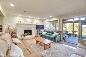 Χώρος καθιστικού στο Waterfront Baisdens Bluff Home with Dock and Views!