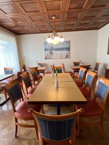 une salle à manger avec des tables et des chaises et un plafond dans l'établissement Mediterrane Ferien Villa am Neusiedler See, à Gols