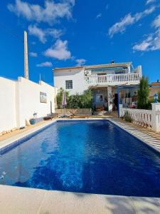 una piscina di fronte a una casa di Casa de los Suenos Granada 