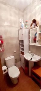 uma casa de banho com um WC e um lavatório em Casa de los Suenos Granada 