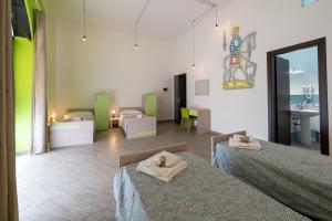 巴勒莫Cortile dei Giusti - Combo Guesthouse的有两张床和一间浴室的酒店房间