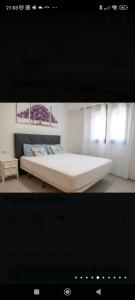 - un lit à baldaquin dans une chambre dans l'établissement Plaza iglesia Moraira, à Moraira