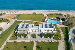 una vista aerea di una villa sulla spiaggia di Kyma Suites - adult only accommodation ad Almiros Beach