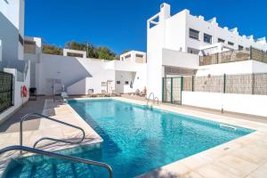 una piscina frente a un edificio blanco en Villa Premium Los Mangos Casasol, en Nerja