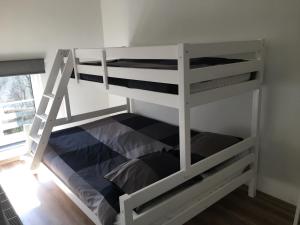 Łóżko lub łóżka piętrowe w pokoju w obiekcie Gite Ressource 'Toit'