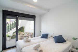 Habitación con 2 camas y balcón. en Villa Premium Los Mangos Casasol, en Nerja