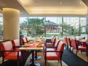 Un restaurante o sitio para comer en Beijing Landmark Towers