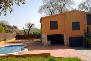 une maison avec une piscine en face de celle-ci dans l'établissement Casa independiente , piscina, naturaleza y relax, 