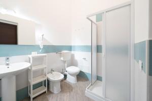 巴勒莫Cortile dei Giusti - Combo Guesthouse的带水槽、马桶和淋浴的浴室