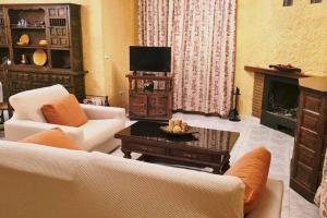 uma sala de estar com dois sofás e uma lareira em Casa independiente , piscina, naturaleza y relax 