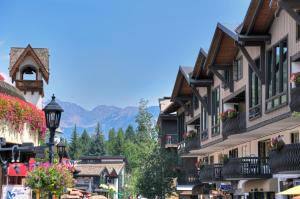 una calle en una ciudad de montaña con edificios en Lodge at Vail, A RockResort, en Vail