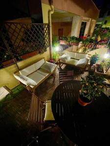 eine Terrasse mit Sofas, einem Tisch und Stühlen in der Unterkunft Elisa e Carla House Beautiful apartments on the Cassia in Rom