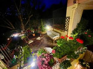 uma vista aérea de um pátio com flores e plantas em Elisa e Carla House Beautiful apartments on the Cassia em Roma