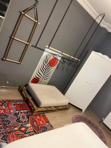 a room with a bed and a chair and a rug at Şehrin merkezinde otoparklı bina in Istanbul