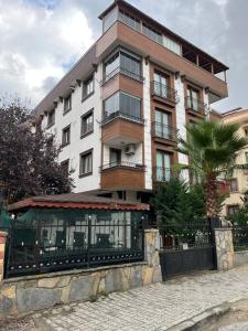 un gran edificio con una valla delante en Şehrin merkezinde otoparklı bina, en Estambul
