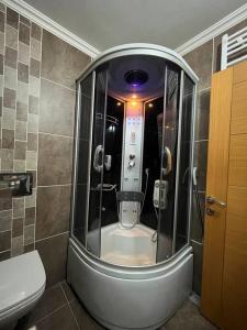 a bathroom with a shower with a toilet in it at Şehrin merkezinde otoparklı bina in Istanbul