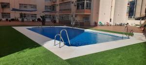 una piscina en medio de un edificio en Estudio Torremolinos Centro by AVA Apartments Wifi y Smart TV en Torremolinos