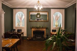 The George Inn Wedmore في Wedmore: غرفة طعام مع موقد ومرآة