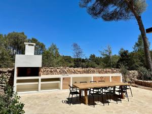 einen Tisch und Stühle vor einem Gebäude in der Unterkunft Spacious & Luxury villa in centre Ibiza in Santa Gertrudis